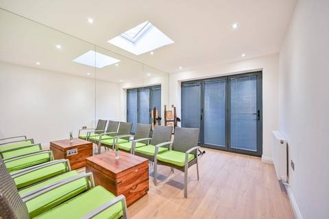 2 bedroom flat to rent, Traps Lane, New Malden, KT3