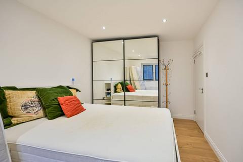 2 bedroom flat to rent, Traps Lane, New Malden, KT3