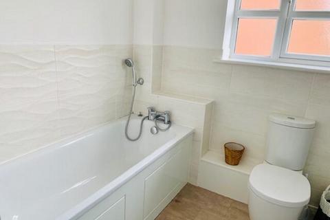 3 bedroom terraced house to rent, Abbotsbury Road, London, SM4