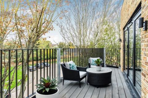 2 bedroom flat to rent, Bredhurst Close, London, SE20