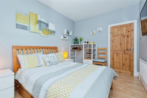 3 bedroom apartment to rent, Morden, London, SM4