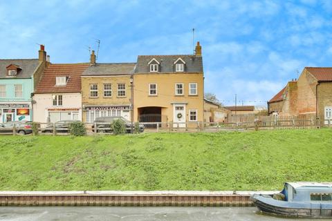 4 bedroom townhouse for sale, Nene Parade, March PE15