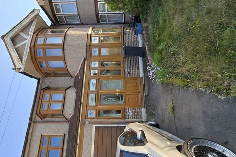 1 bedroom in a house share to rent, Braintree Avenue,  Ilford, IG4