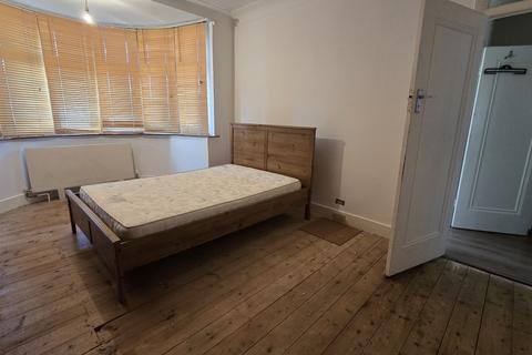 1 bedroom in a house share to rent, Braintree Avenue,  Ilford, IG4