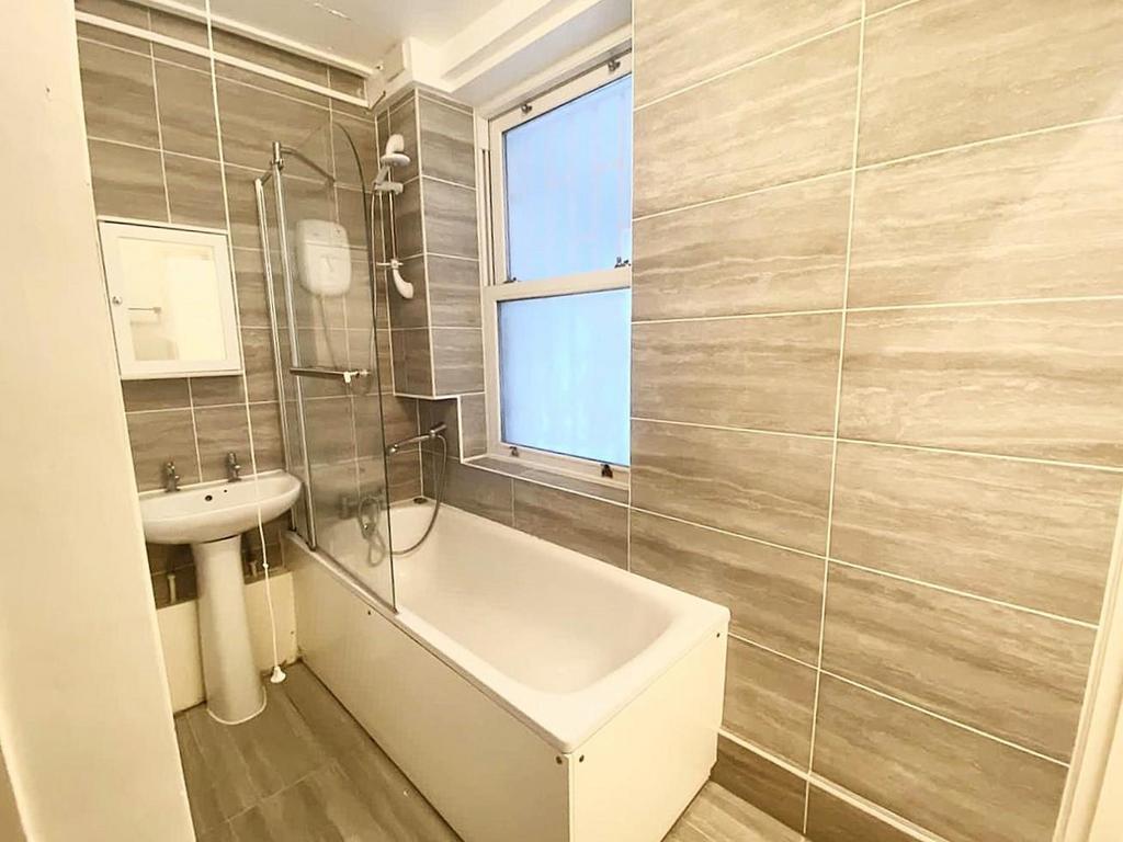 Bathroom, Lurline Gardens, Eden Harper Battersea
