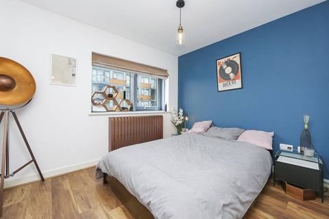 2 bedroom flat to rent, 6 Blackwall Way, London E14