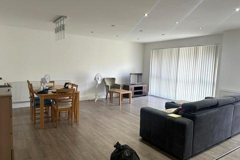 3 bedroom flat to rent, White house drive, HA74NQ