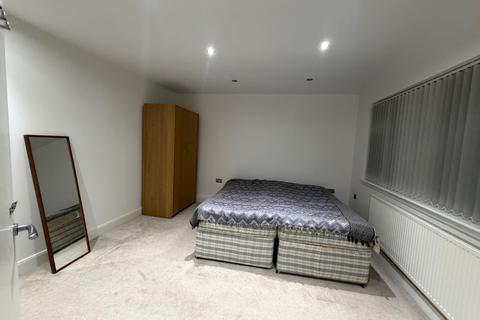 3 bedroom flat to rent, White house drive, HA74NQ