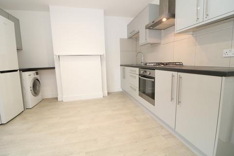 3 bedroom semi-detached house to rent, Lincoln Road, Dorking