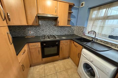 2 bedroom semi-detached house to rent, Golden Crescent, Hayes