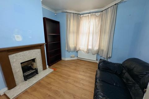 2 bedroom semi-detached house to rent, Golden Crescent, Hayes