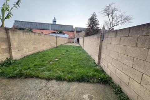 2 bedroom semi-detached house to rent, Golden Crescent, Hayes