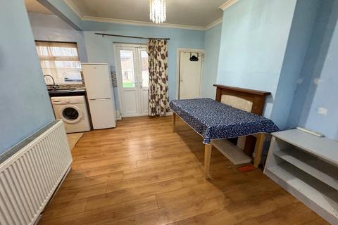 2 bedroom semi-detached house to rent, Golden Crescent, Hayes