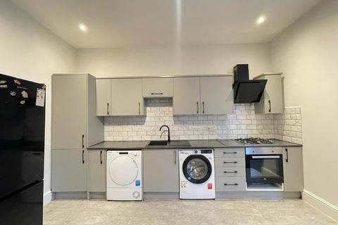 3 bedroom flat to rent, Mayfield Road, Manchester M16