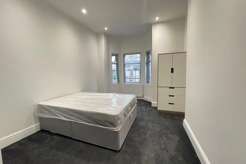 3 bedroom flat to rent, Mayfield Road, Manchester M16