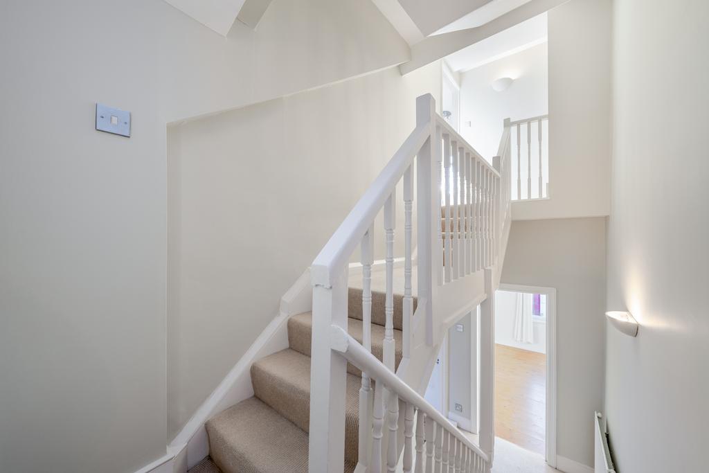 Staircase lreading top  landing