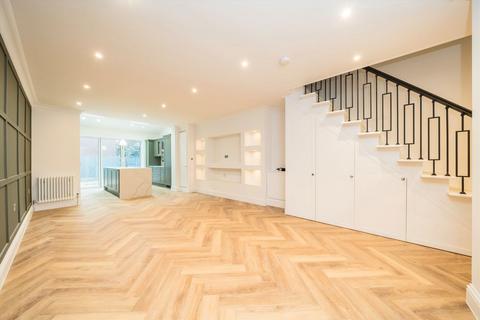 4 bedroom terraced house to rent, Levana Close, London SW19