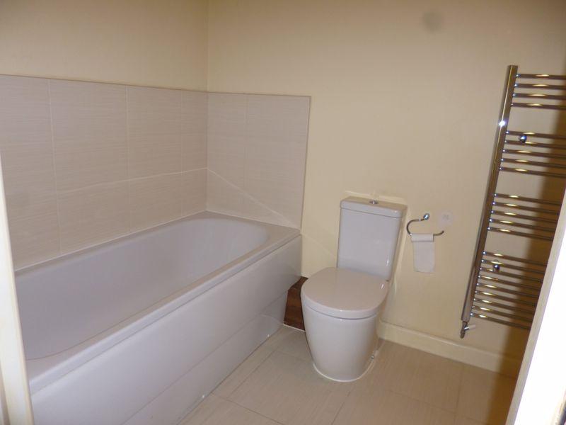 Bathroom (angle 2)