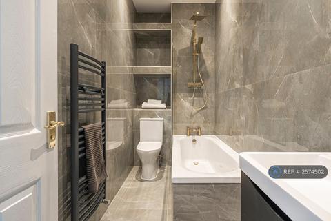 2 bedroom flat to rent, Stowe Road, London, W12
