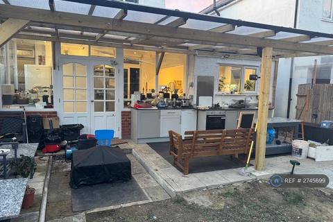 1 bedroom in a house share to rent, Mayfield Road, Thornton Heath, CR7