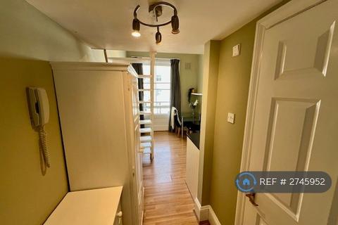 Studio to rent, St. Stephens Gardens, London, W2