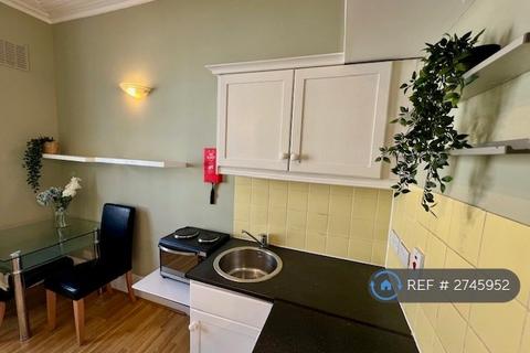 Studio to rent, St. Stephens Gardens, London, W2