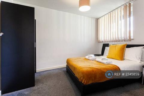 1 bedroom in a flat share to rent, Trinity Court, Manchester, M15