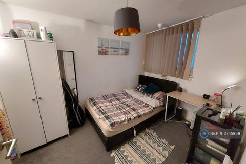 1 bedroom in a flat share to rent, Trinity Court, Manchester, M15