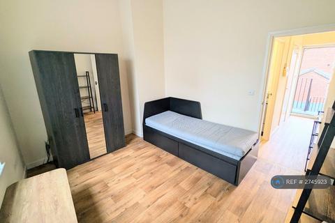 Studio to rent, Broad Street, Parkgate, Rotherham, S62