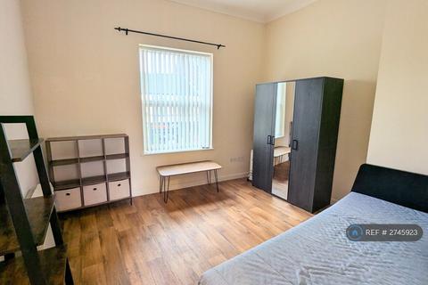Studio to rent, Broad Street, Parkgate, Rotherham, S62