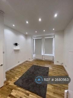2 bedroom flat to rent, Thurlestone Road, London, SE27