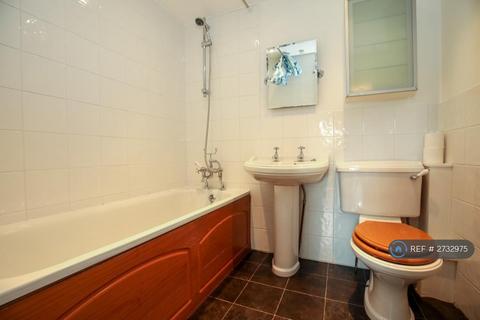 1 bedroom in a house share to rent, Crown Cottages, Egham, TW20