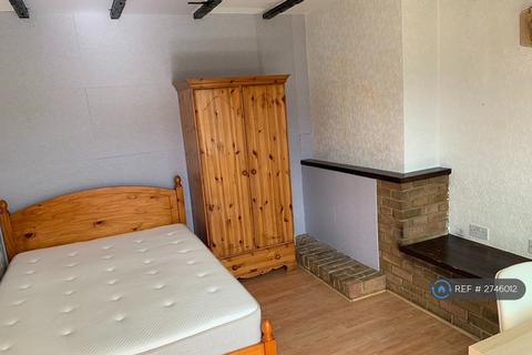 1 bedroom in a house share to rent, Aragon Road, Morden, SM4