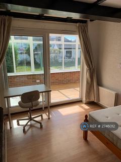 1 bedroom in a house share to rent, Aragon Road, Morden, SM4
