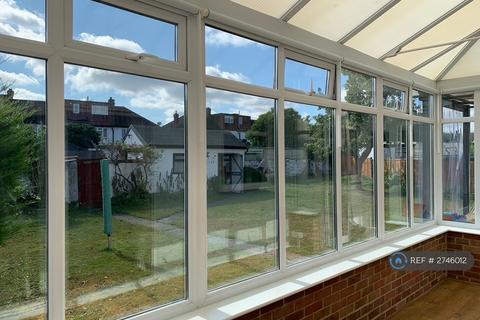 1 bedroom in a house share to rent, Aragon Road, Morden, SM4