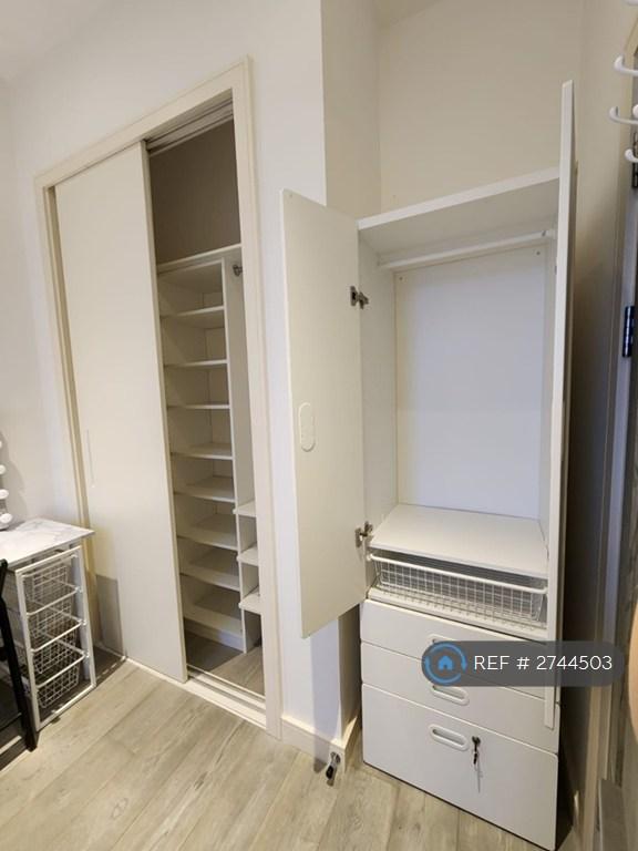 Lots Of Wardrobe Space (Bc i Have Lots Of Clothes)