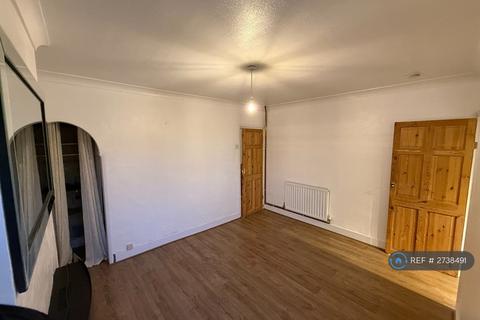 3 bedroom terraced house to rent, Selbourne Road, Gillingham, ME7