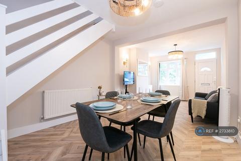 2 bedroom end of terrace house to rent, Vincent Road, Kingston Upon Thames, KT1