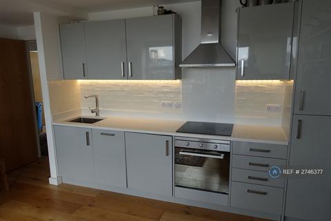 2 bedroom flat to rent, Portman House, Romford, RM1
