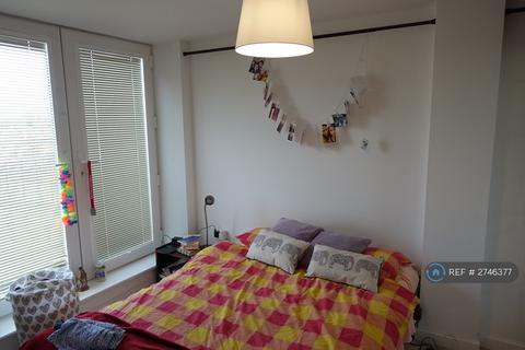 2 bedroom flat to rent, Portman House, Romford, RM1