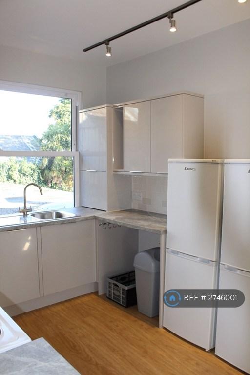 Modern Fitted Kitchen 2 Fridge/Freezers