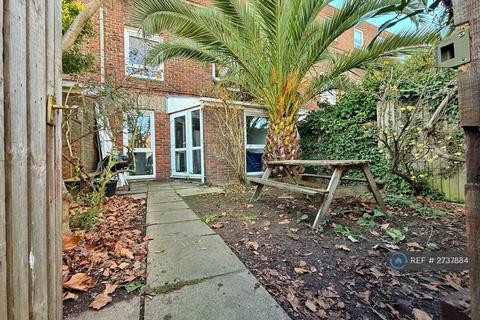 2 bedroom maisonette to rent, Rochford Walk, London, E8
