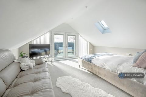 5 bedroom detached house to rent, London Road, Bagshot, GU19