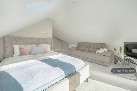 5 bedroom detached house to rent, London Road, Bagshot, GU19