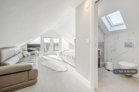 5 bedroom detached house to rent, London Road, Bagshot, GU19