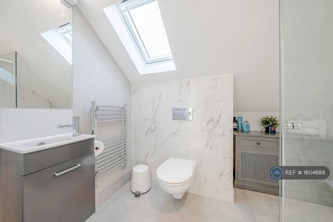 5 bedroom detached house to rent, London Road, Bagshot, GU19