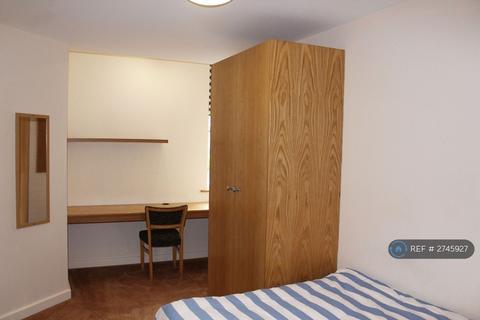6 bedroom flat to rent, Hawks Road, Kingston Upon Thames, KT1