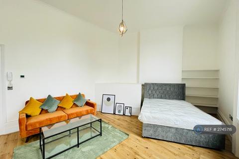Studio to rent, King's Cross Road, London, WC1X