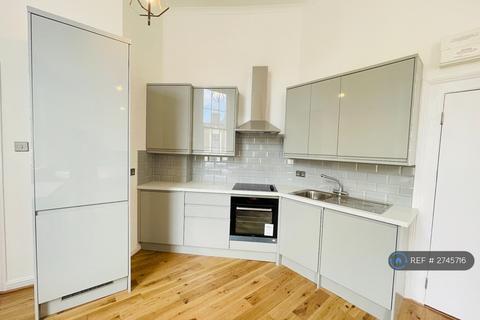 Studio to rent, King's Cross Road, London, WC1X