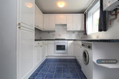 3 bedroom terraced house to rent, Redhouse Close, High Wycombe, HP11